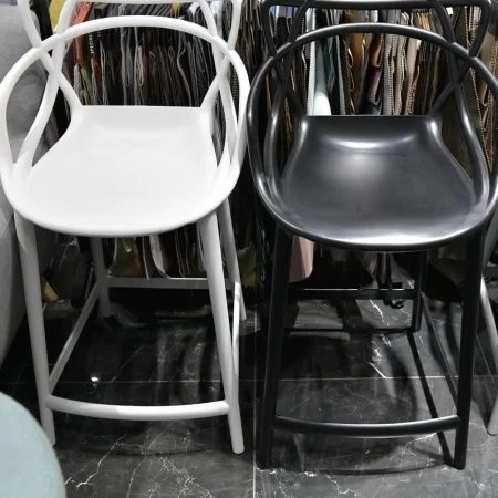 Купить Стул полубарный Masters чёрный по выгодной цене для кафе, ресторанов и кухни