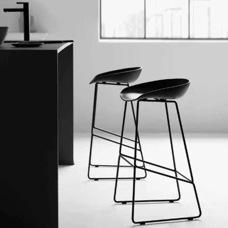 Купить Стул полубарный Neo чёрный с чёрными ножками по выгодной цене для кафе, ресторанов и кухни