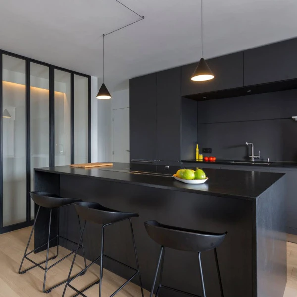 Стул полубарный Neo чёрный с чёрными ножками для кафе, ресторанов и кухни