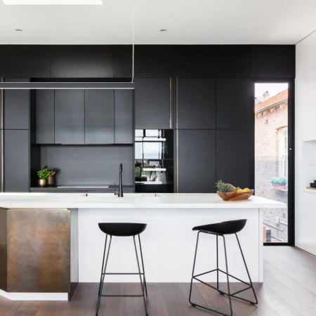 Купить Стул полубарный Neo чёрный с чёрными ножками по выгодной цене для кафе, ресторанов и кухни