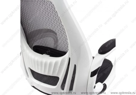 Кресло руководителя 109BL белый пластик/черная сетка