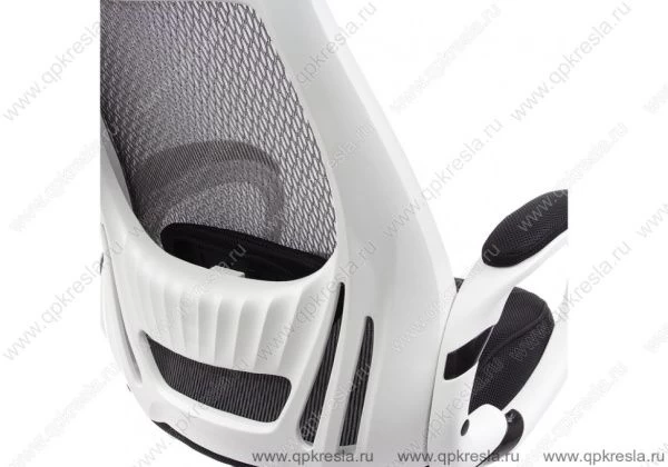 Кресло руководителя 109BL белый пластик/черная сетка