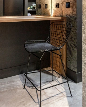 Купить Стул полубарный с низкой спинкой Bertoia черный с черной подушкой по выгодной цене для кафе, ресторанов и кухни