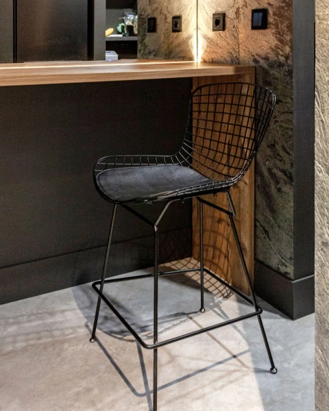 Стул полубарный с низкой спинкой Bertoia черный с черной подушкой для кафе, ресторанов и кухни