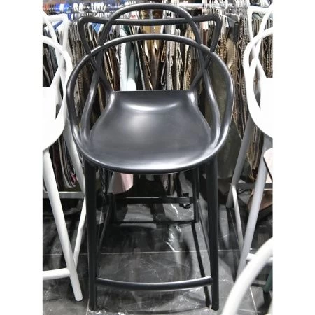 Купить Стул полубарный Masters чёрный по выгодной цене для кафе, ресторанов и кухни