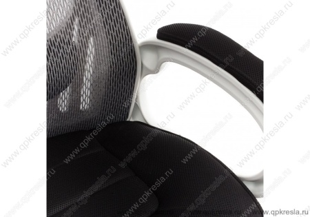 Кресло руководителя 109BL белый пластик/черная сетка