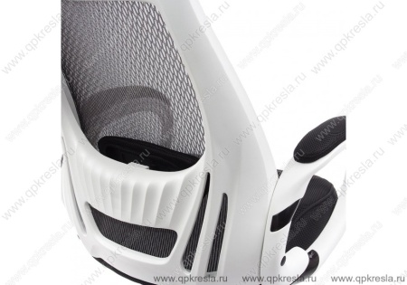 Кресло руководителя 109BL белый пластик/черная сетка